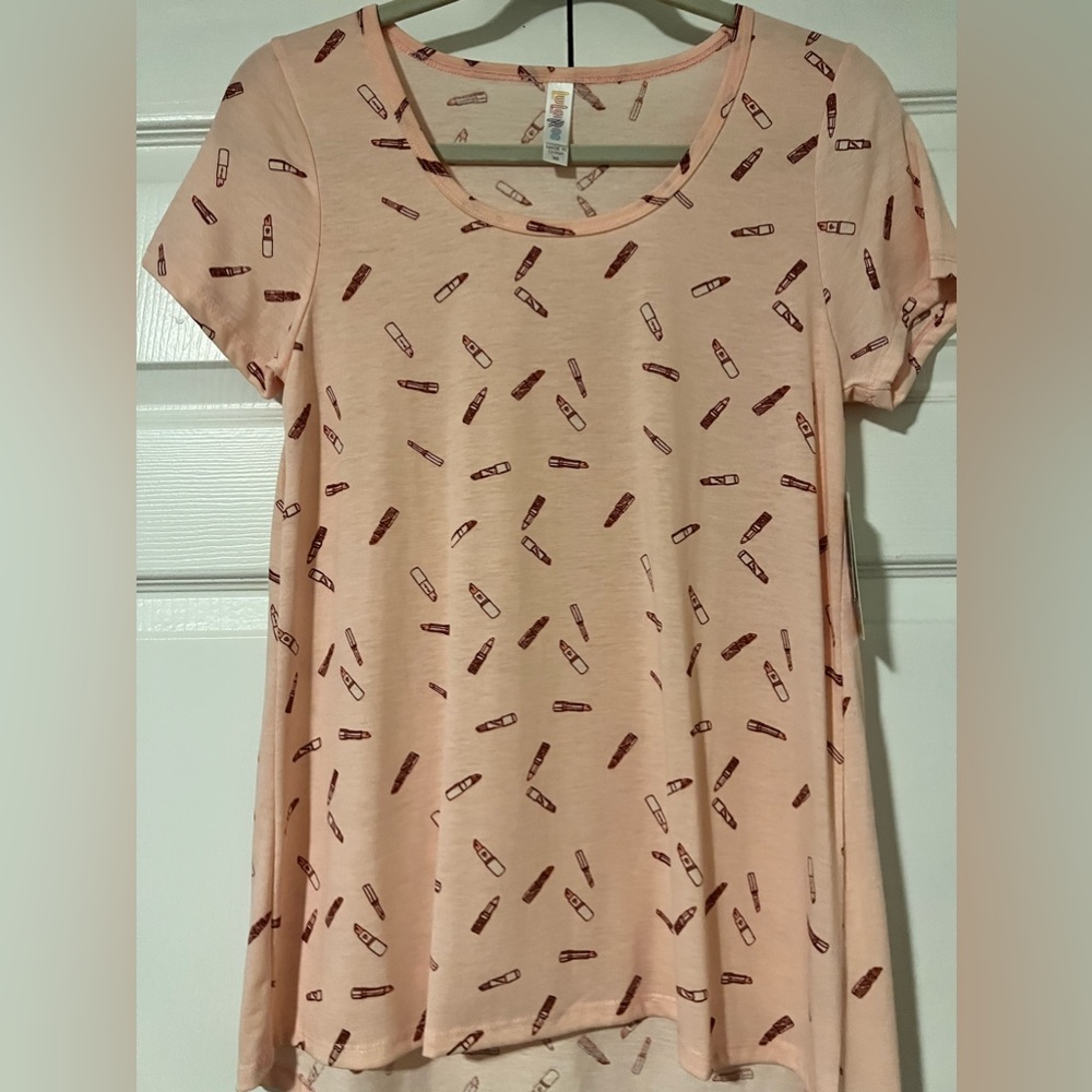 LULAROE XS CLASSIC TEE- LIGHT PINK TOP WITH LIPSTICKS